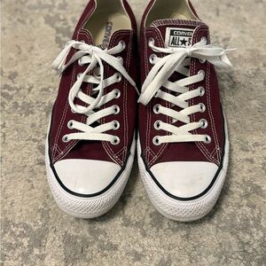 VGUC mens size 9.5 Converse All Star Burgundy Sneakers